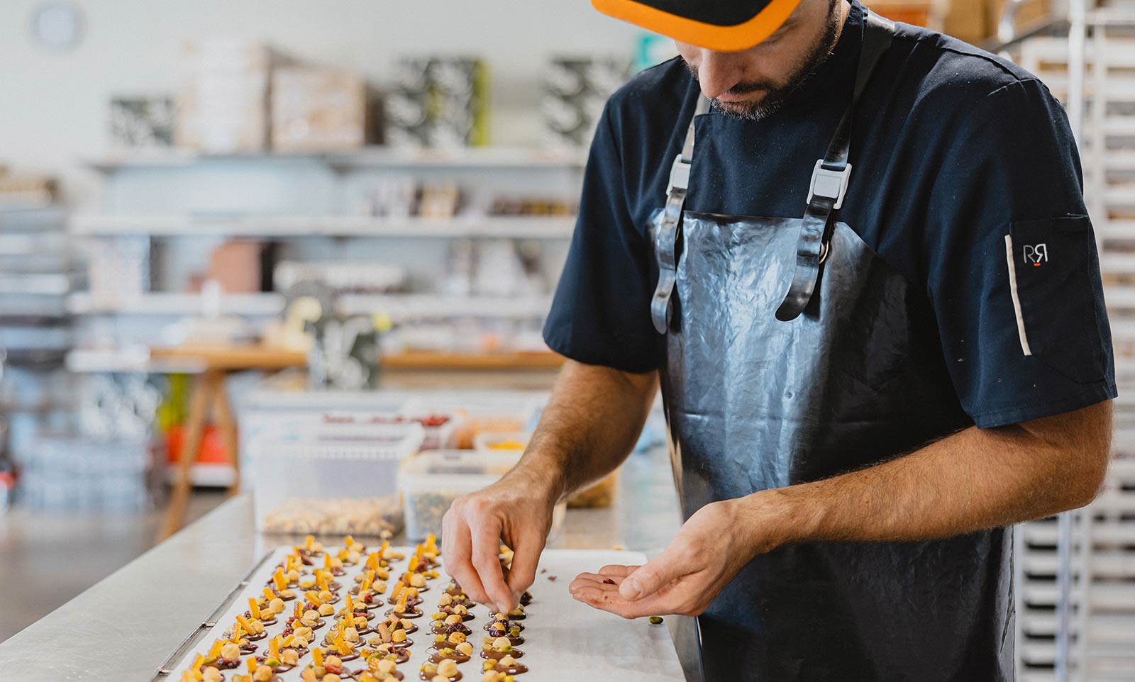 Réalisation de mendiant au chocolat par un pâtissier de la Maison Guerpillon